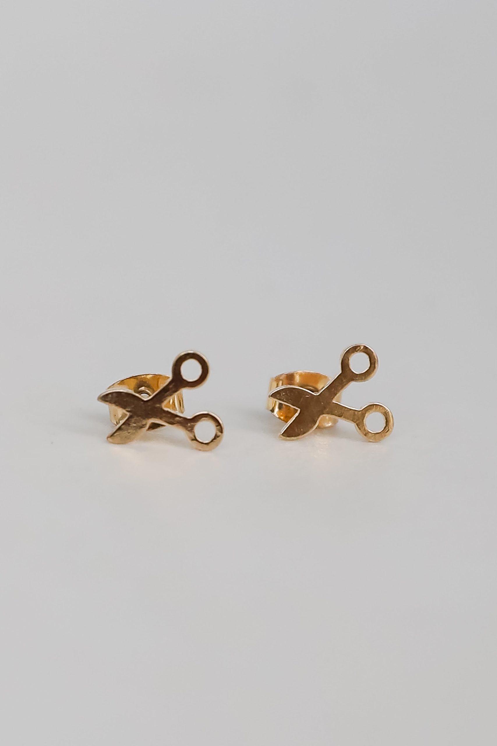 shopdressup_scissor_stud_earrings-4_5ddf2705-15c4-41fb-b759-204830f99445.jpg